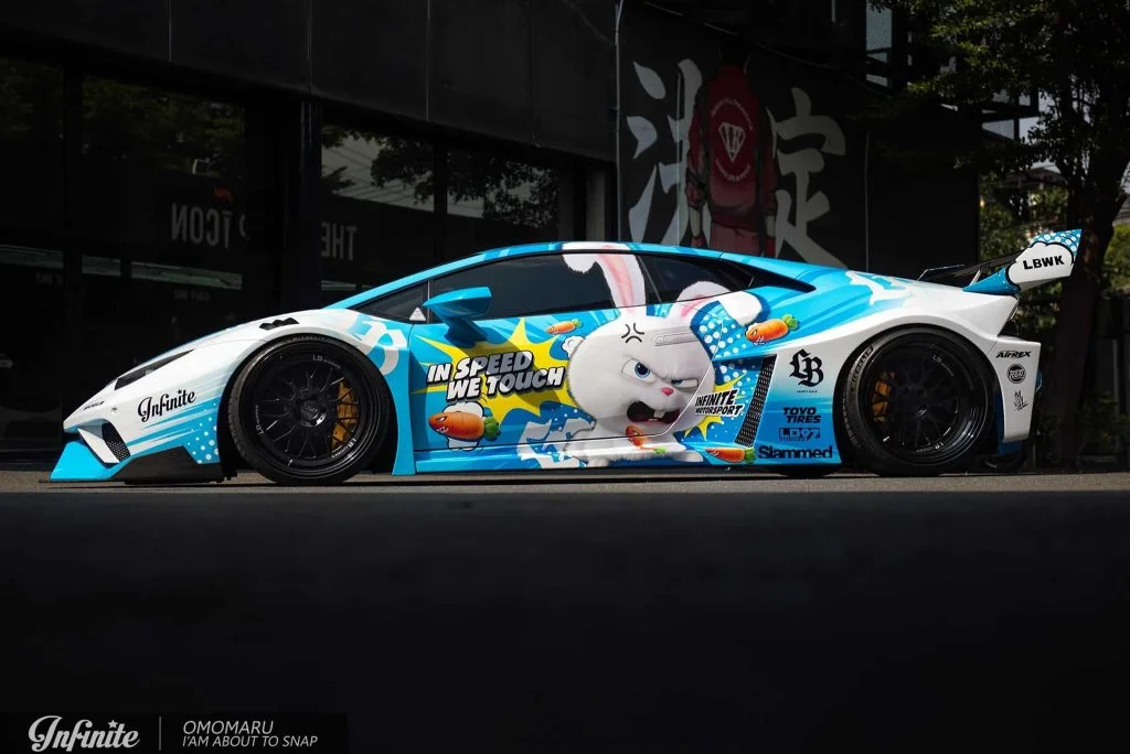 A Lamborghini Huracan LB-Silhouette WORKS GT has just received an exterior upgrade in Thailand, featuring interesting patterns combining white and vibrant blue colors.