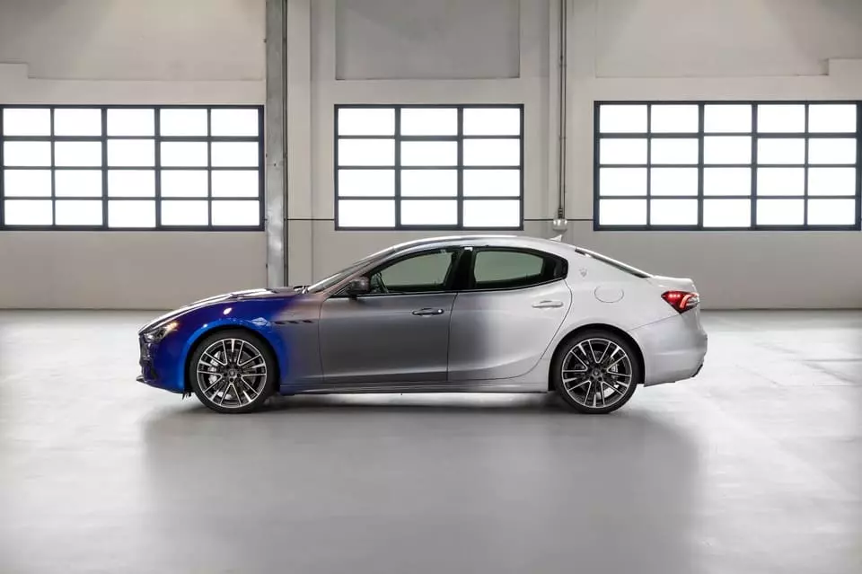 The Maserati Ghibli Trofeo Zéda is equipped with a 3.8L twin-turbo V8 engine, producing a maximum power of 580 horsepower and a peak torque of 730 Nm.