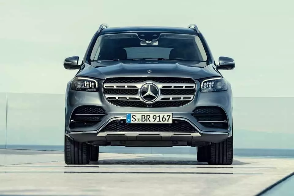 For the AMG sport package, the Mercedes-Benz GLS is slightly refined in the design of the radiator grille, which is painted in Silver Shadow silver, the front bumper, and a new-style air intake.